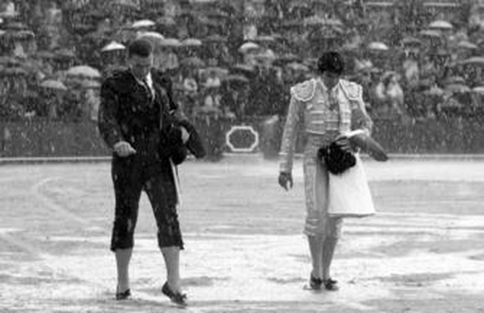 A la hora del festejo, cuando llovía, Salvador Vega y su banderillero Antonio Caba comprueban el estado del piso. Poco después saldría el sol.