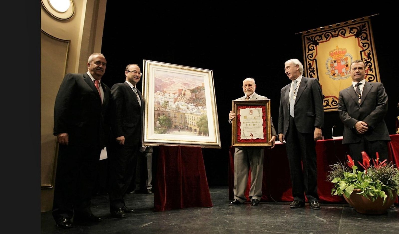 Rodríguez Comendador presidió el acto del nombramiento de hijo adoptivo de Almería de Julio Visconti.