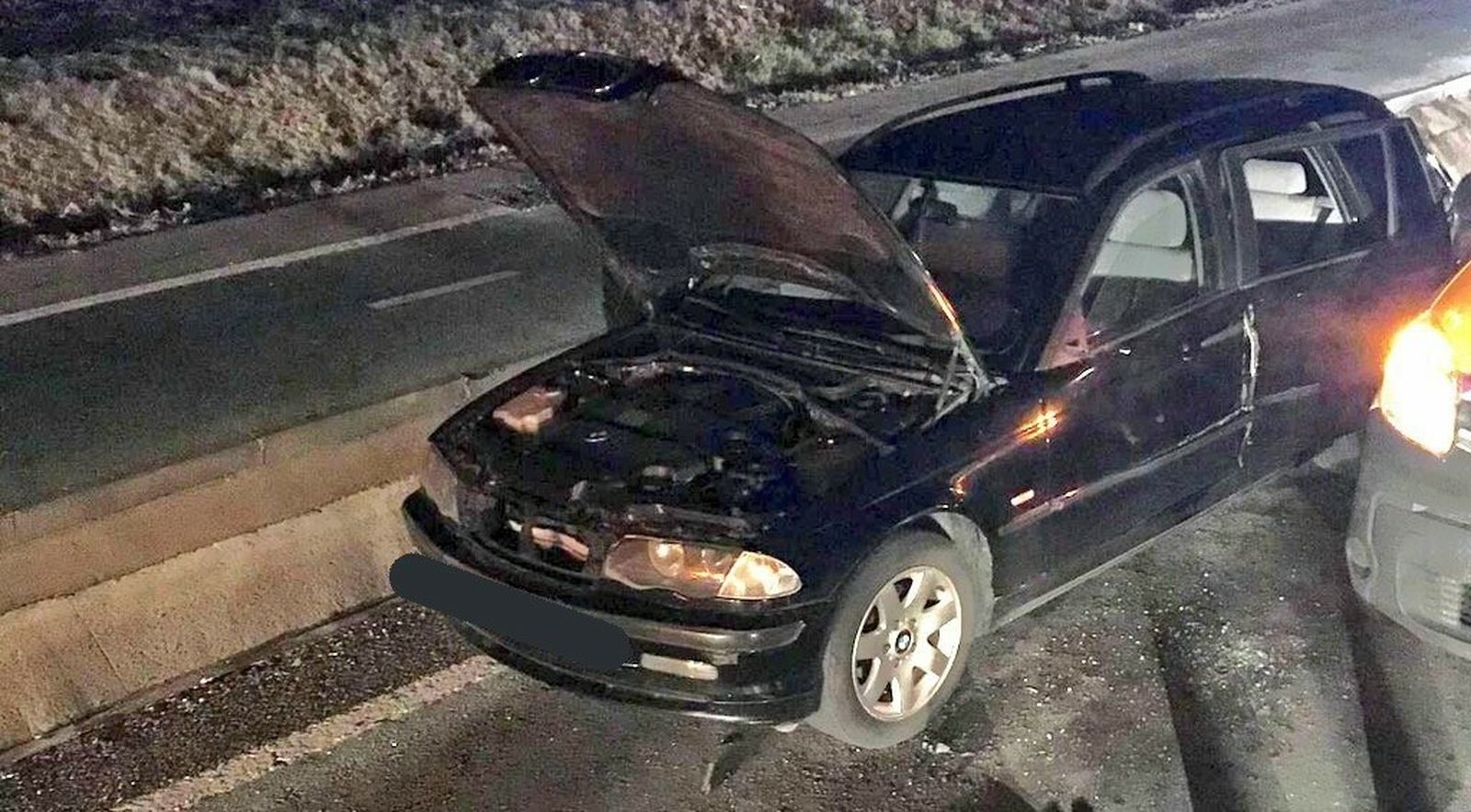 El coche en el que viajaban la víctima mortal y los heridos.