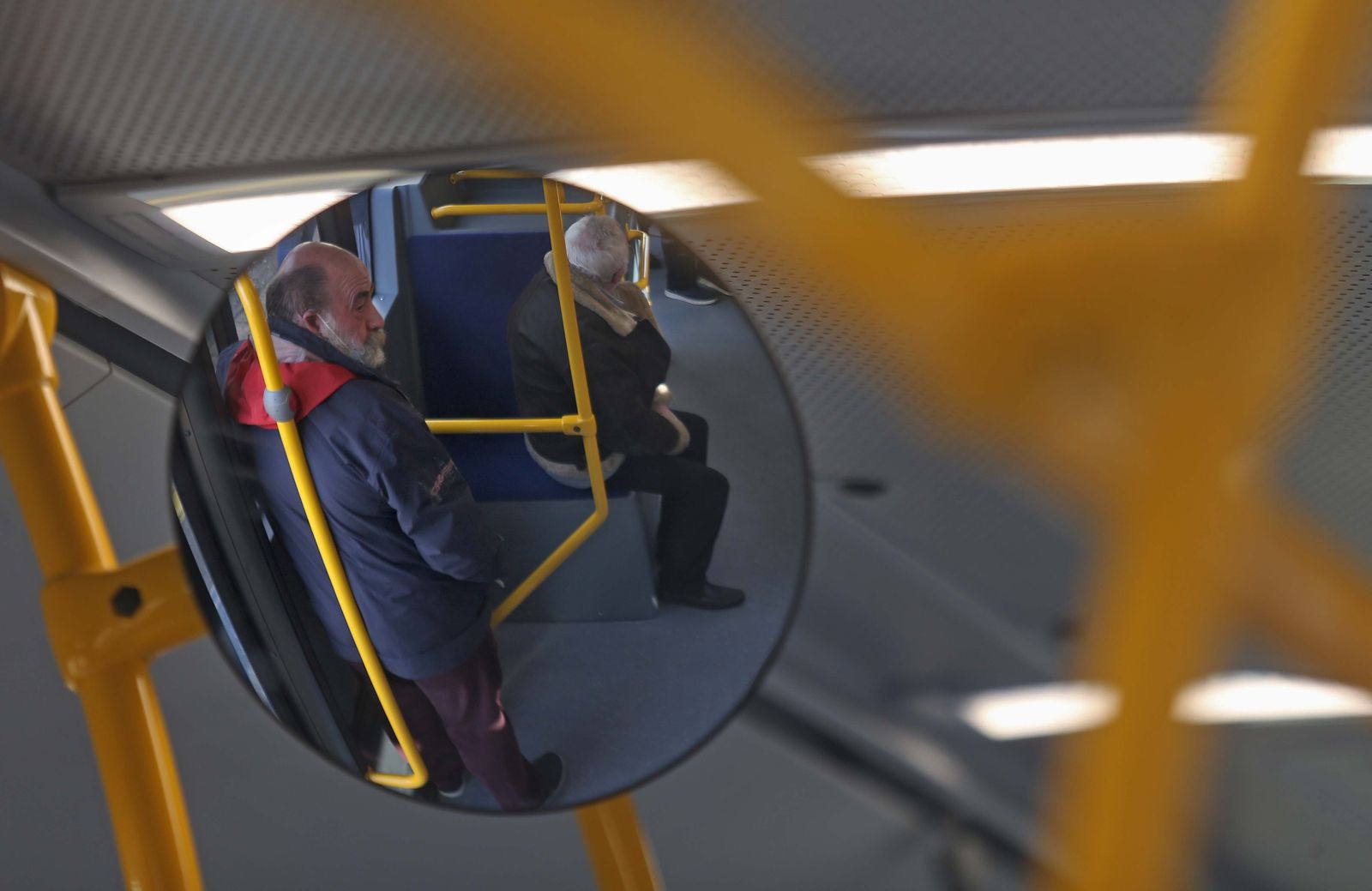 Fotos del primer día sin mascarillas en el transporte público en Algeciras