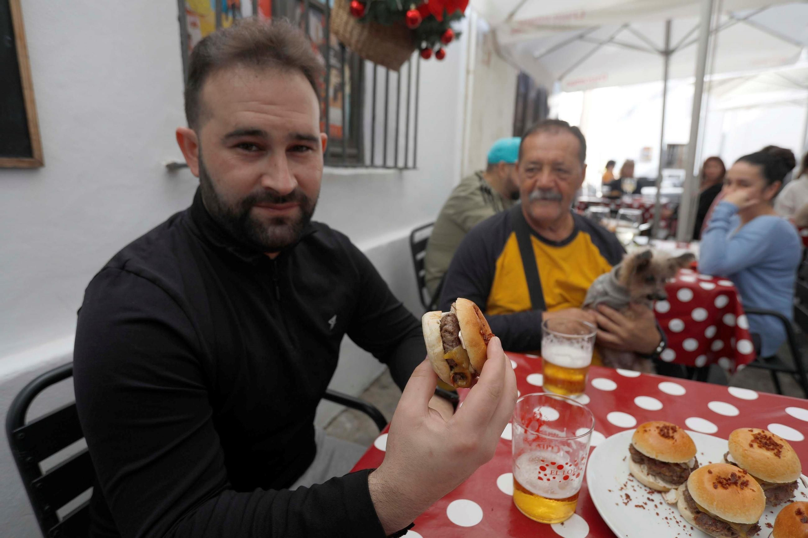 Comensales disfrutando de algunas de las tapas de la Ruta del Ibérico de Tarifa