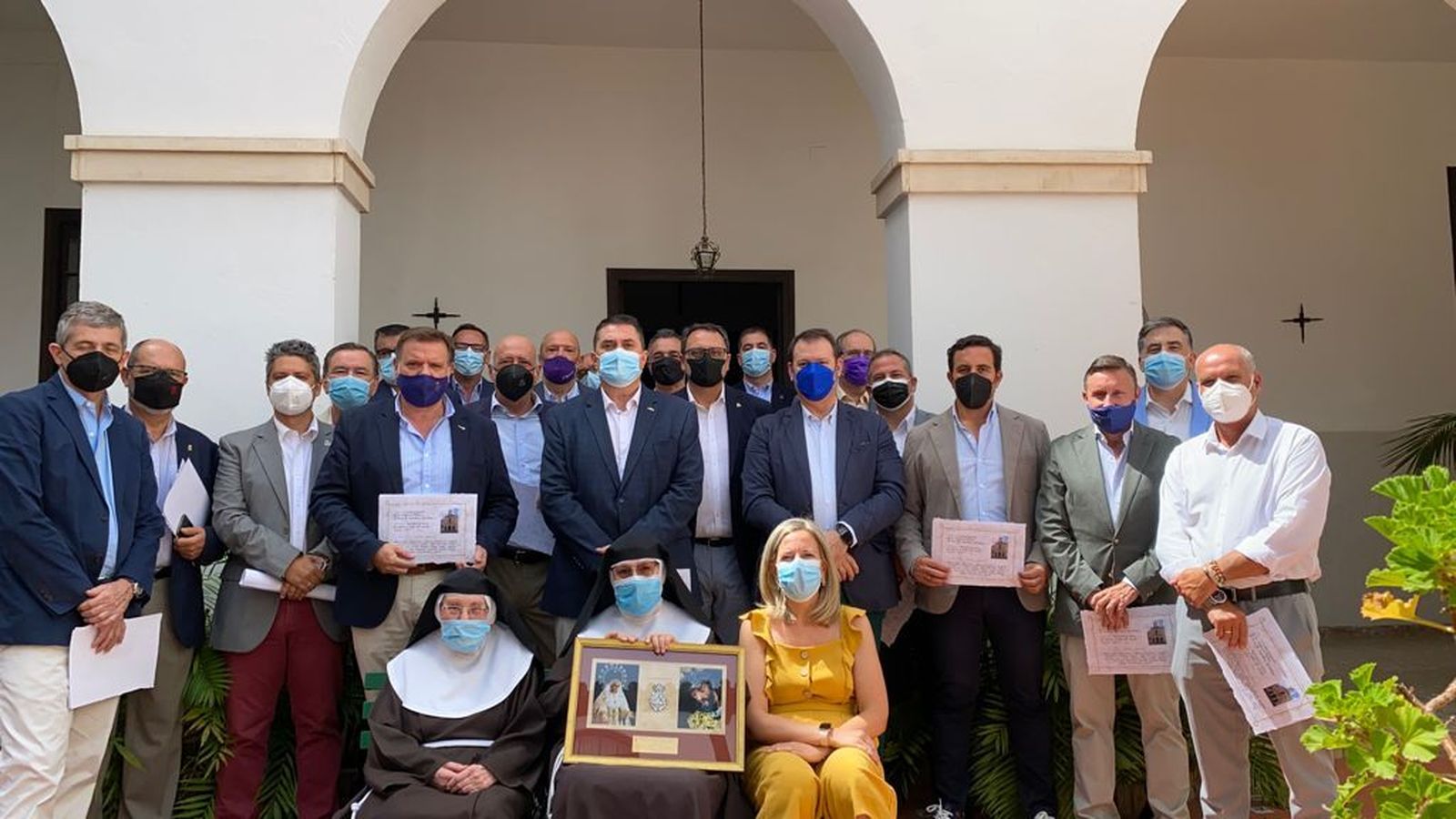 Hermanos mayores junto a las Clarisas en el convento de Capuchinos.