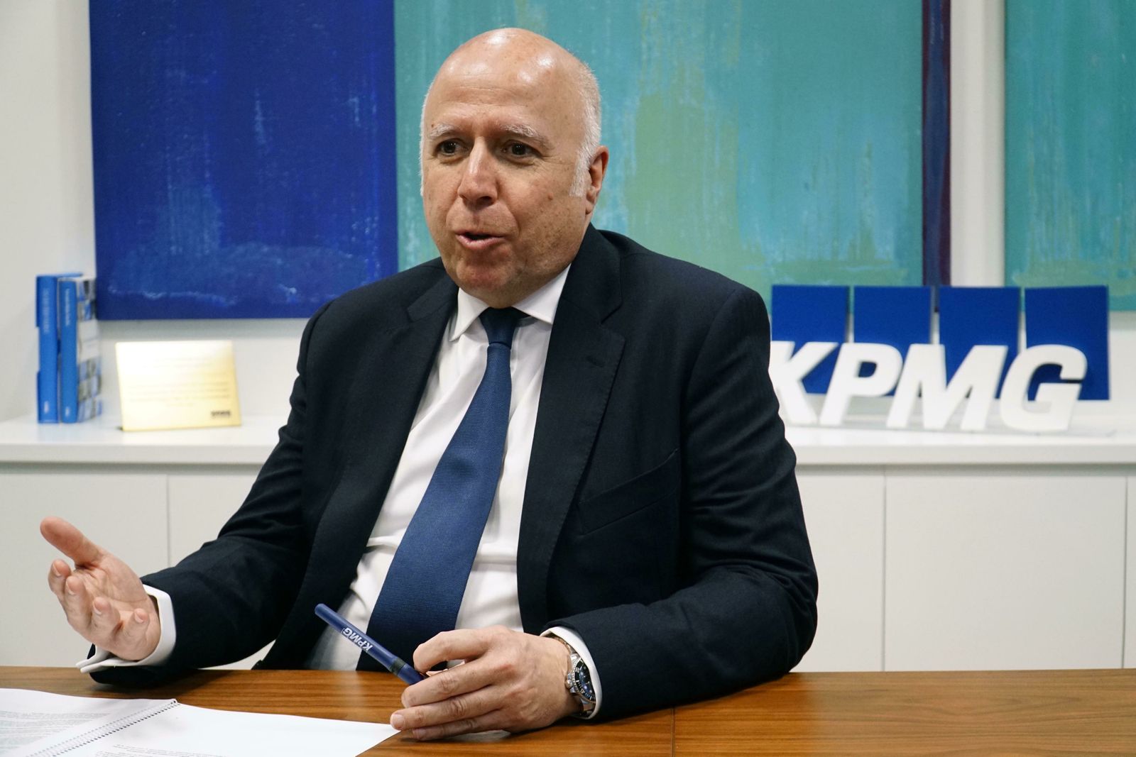 Hilario Albarracín, en al sede de KPMG en Sevilla, durante la entrevista.