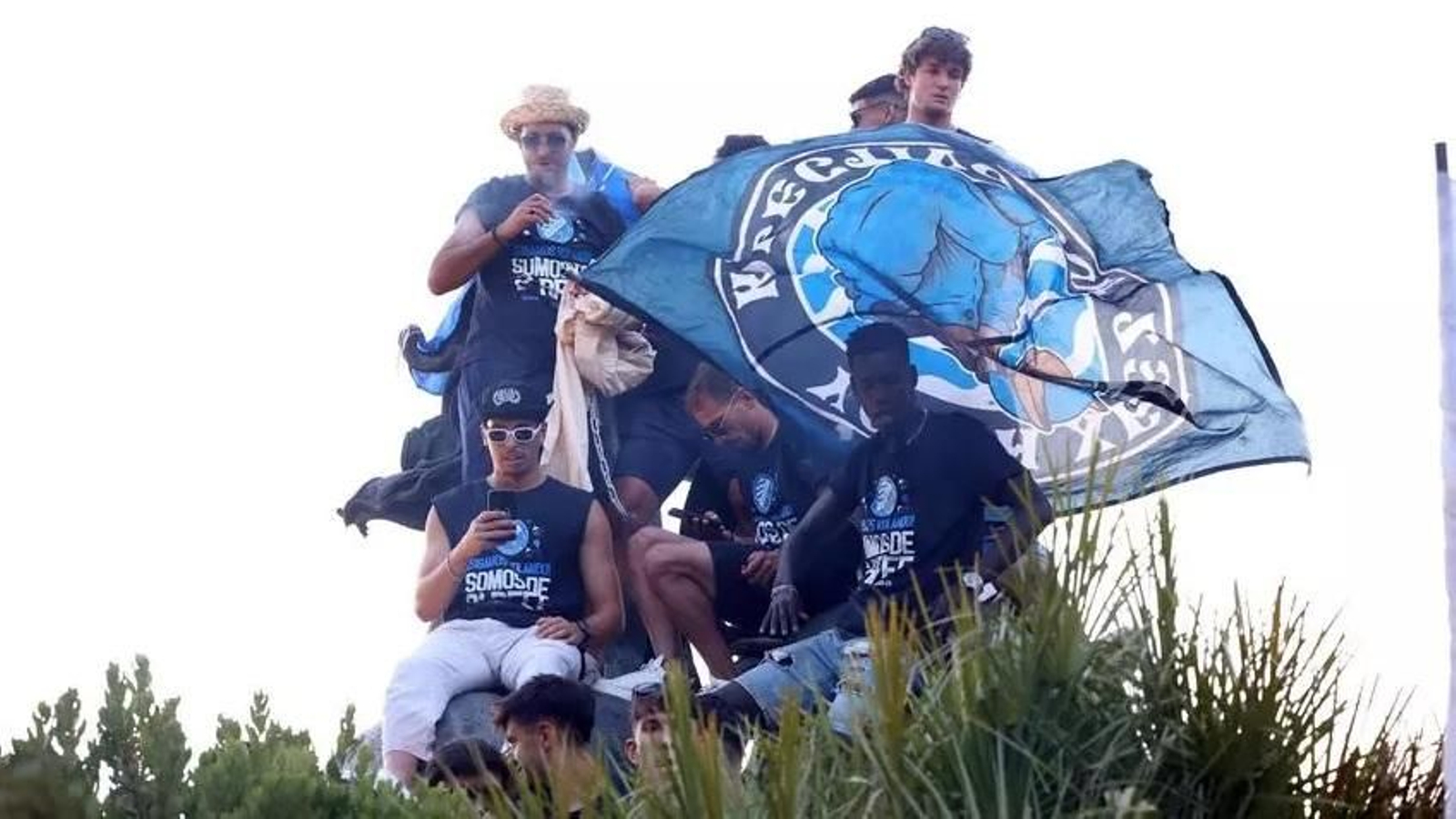 Alberto Durán celebra el ascenso junto a sus compañeros en la fuente de la Plaza del Caballo.