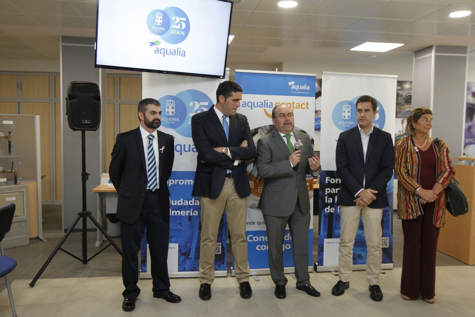 Juan José Alonso en el centro, junto al gerente en Almería y director de Aqualia en Andalucía, José V. Colomina y Lucas Díaz, en la oficina.