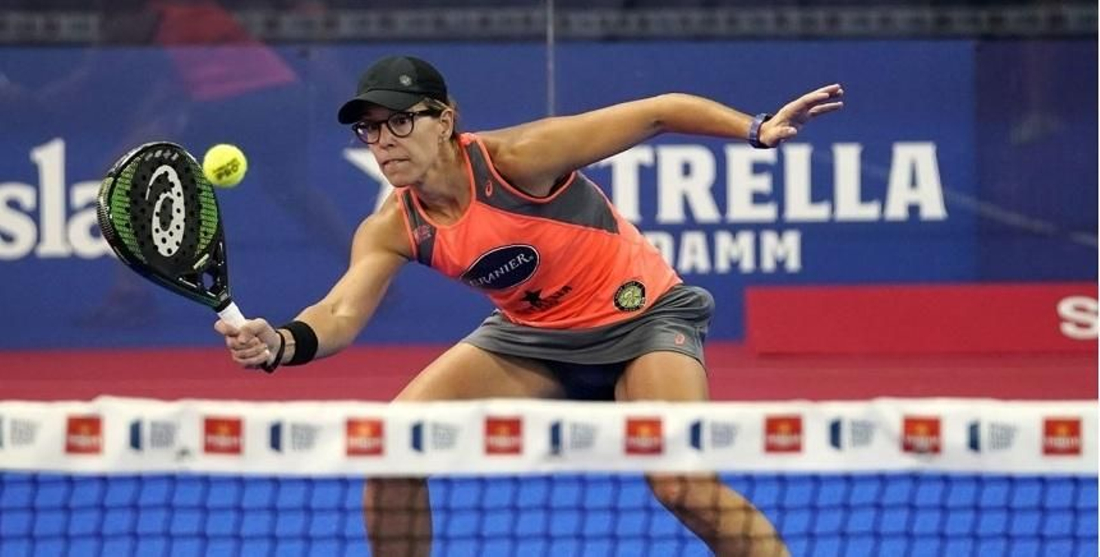 Lucía Sainz devuelve una bola en el reciente Open de Santander, donde ganó junto a Gemma Triay.
