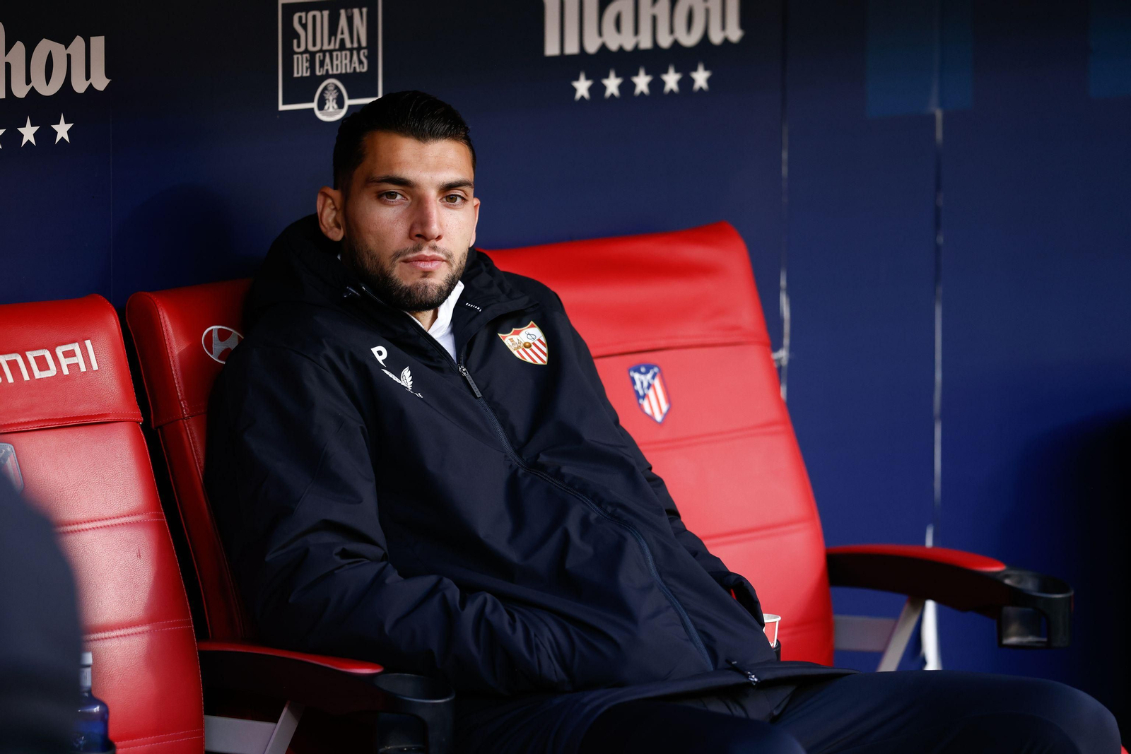 Rafa Mir, serio en el banquillo de Cívitas Metropolitano.