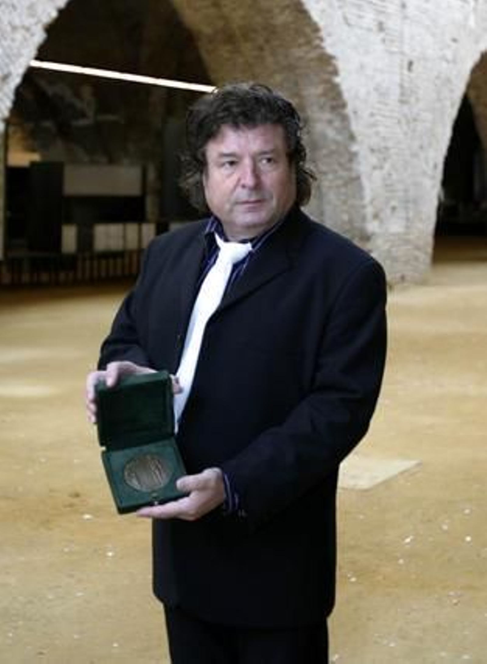 En las Reales Atarazanas de Sevilla con el Premio Pastora Pavón Niña de los Peines, en 2004. / Jaime Martínez