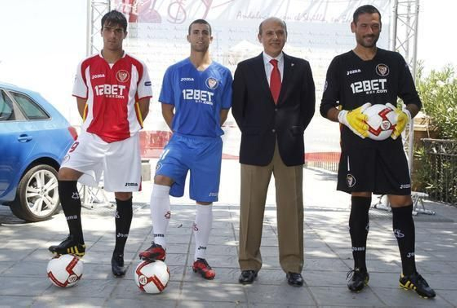 Cigarini, Rodri y Andrés Palop presentan las camisetas que llevará el Sevilla en la 'Champions'.   Foto: Antonio Pizarro