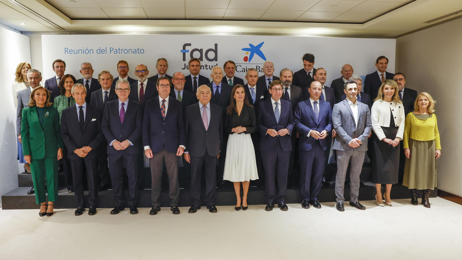 Foto de familia de la reina Letizia junto al presidente de CaixaBank, José Ignacio Goirigolzarri (5º dcha.); el presidente de Fad Juventud, Ignacio Bayón (5º izq.), y los patronos de Fad Juventud, antes de la reunión del Patronato de la entidad en Madrid.