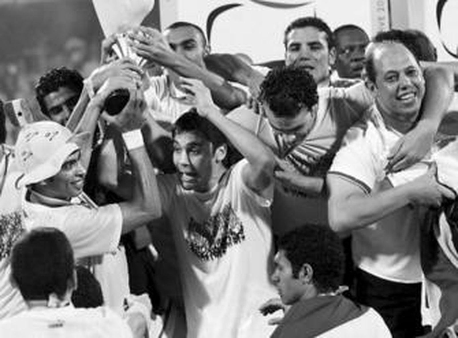 Los jugadores de la selección de Egipto levantan la título de campeón.