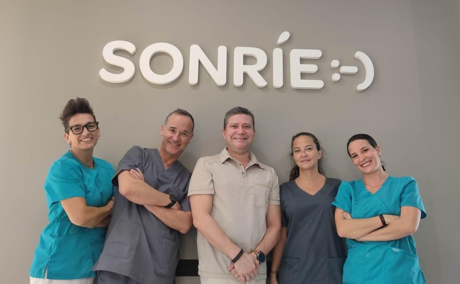 De izda. a dcha.: Marta Foz, Arturo Abad, Carlos Otamendi, Marta Paul y Lucía Sánchez, profesionales de Bucalclinic El Puerto