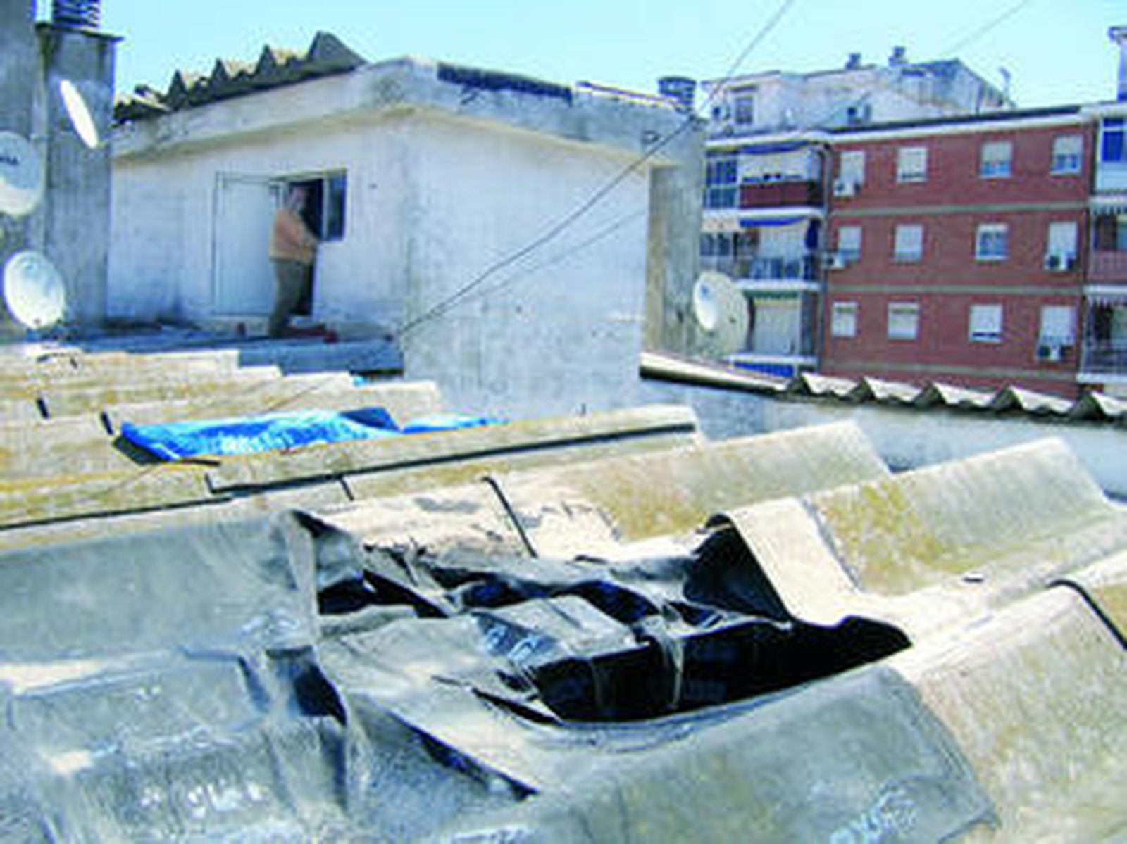 Imagen del tejado de uno de los pisos con problemas en su cubierta de calle Conejito de Málaga, ayer.