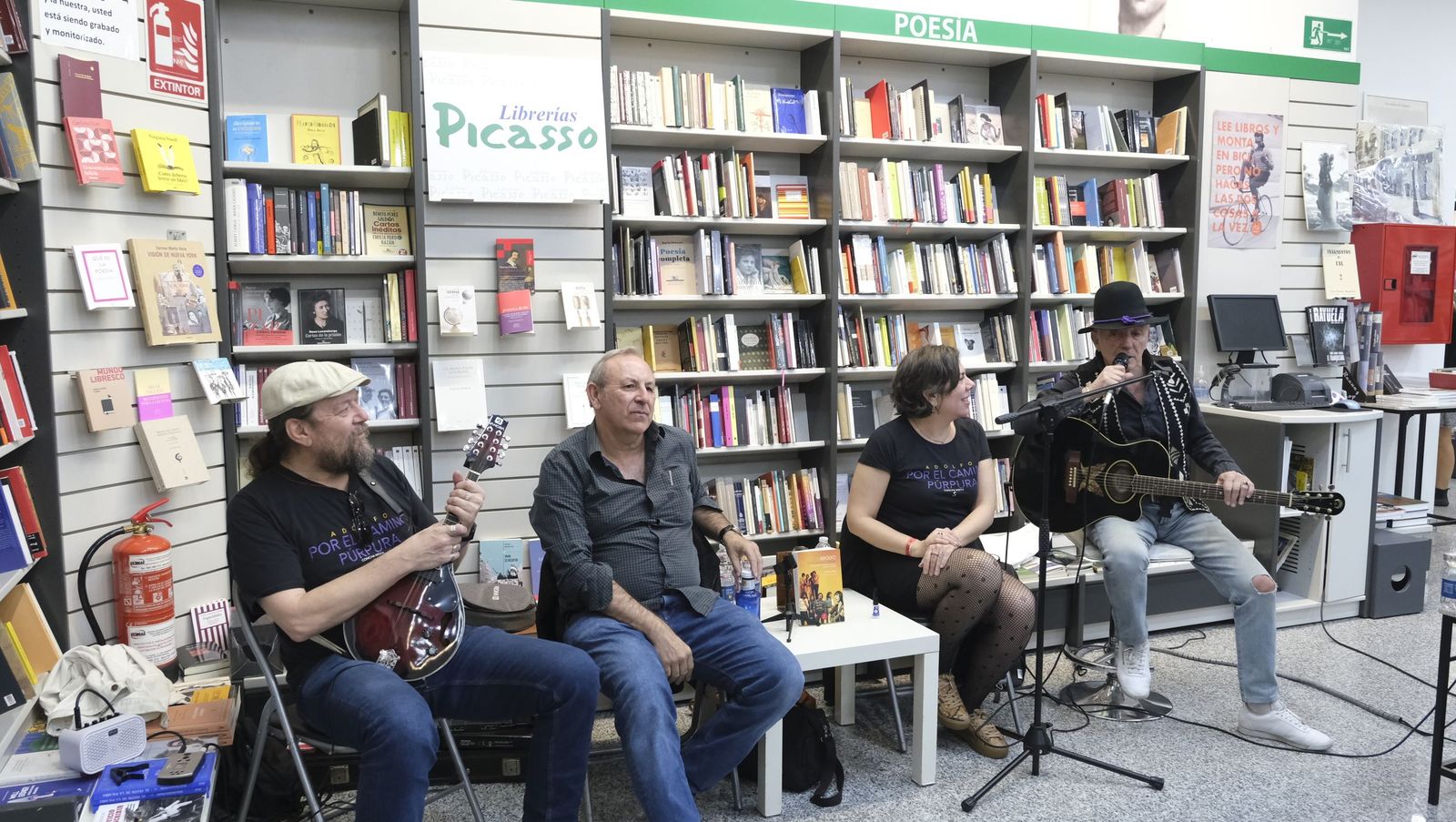 Luis Martín, Francisco José Sánchez Collantes, Concha Moya y el músico Adolfo Rodríguez en la Librería Picasso.