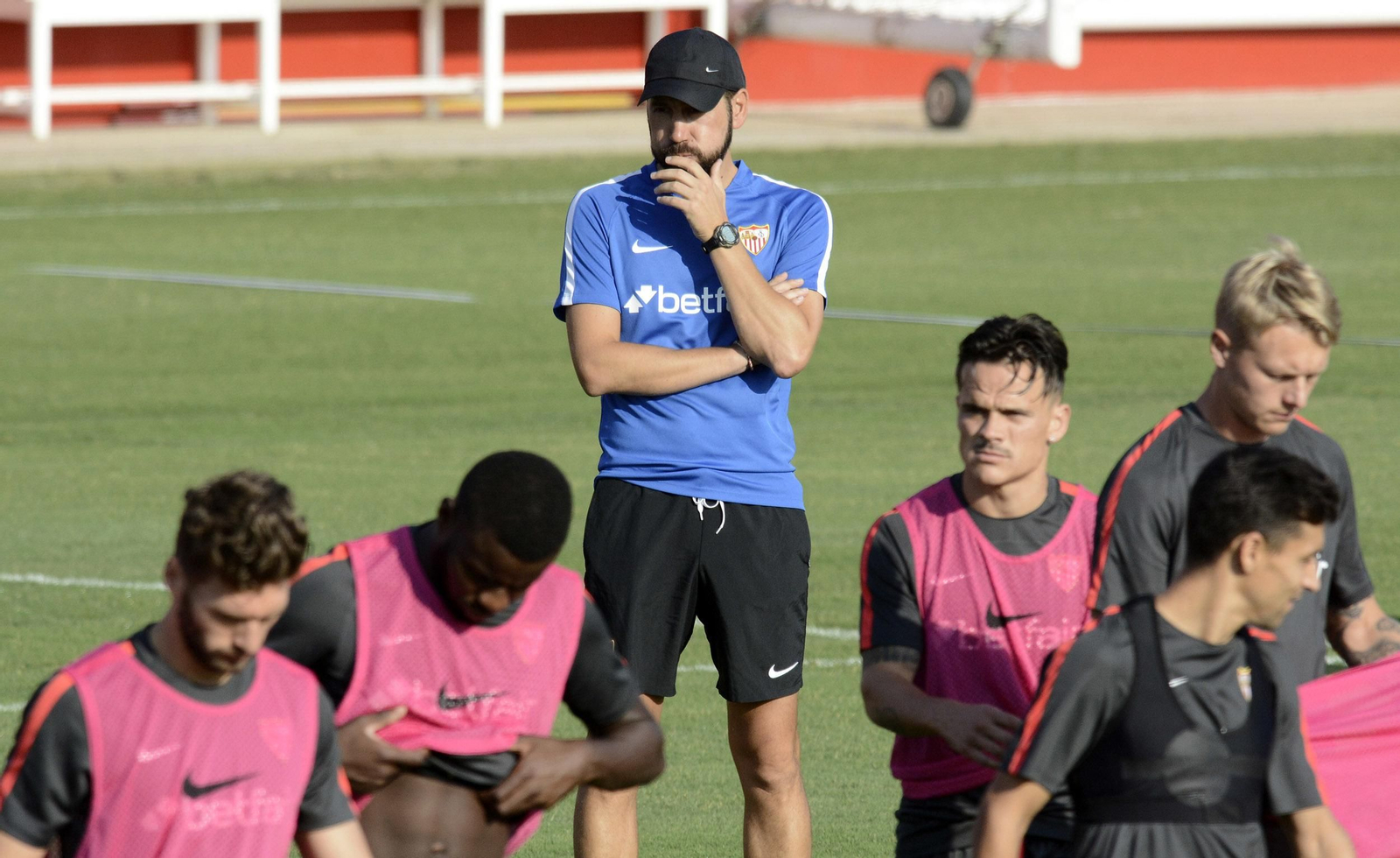 Pablo Machín, meditabundo, tras Sergi Gómez, Amadou, Roque Mesa, Kjaer y Jesús Navas.