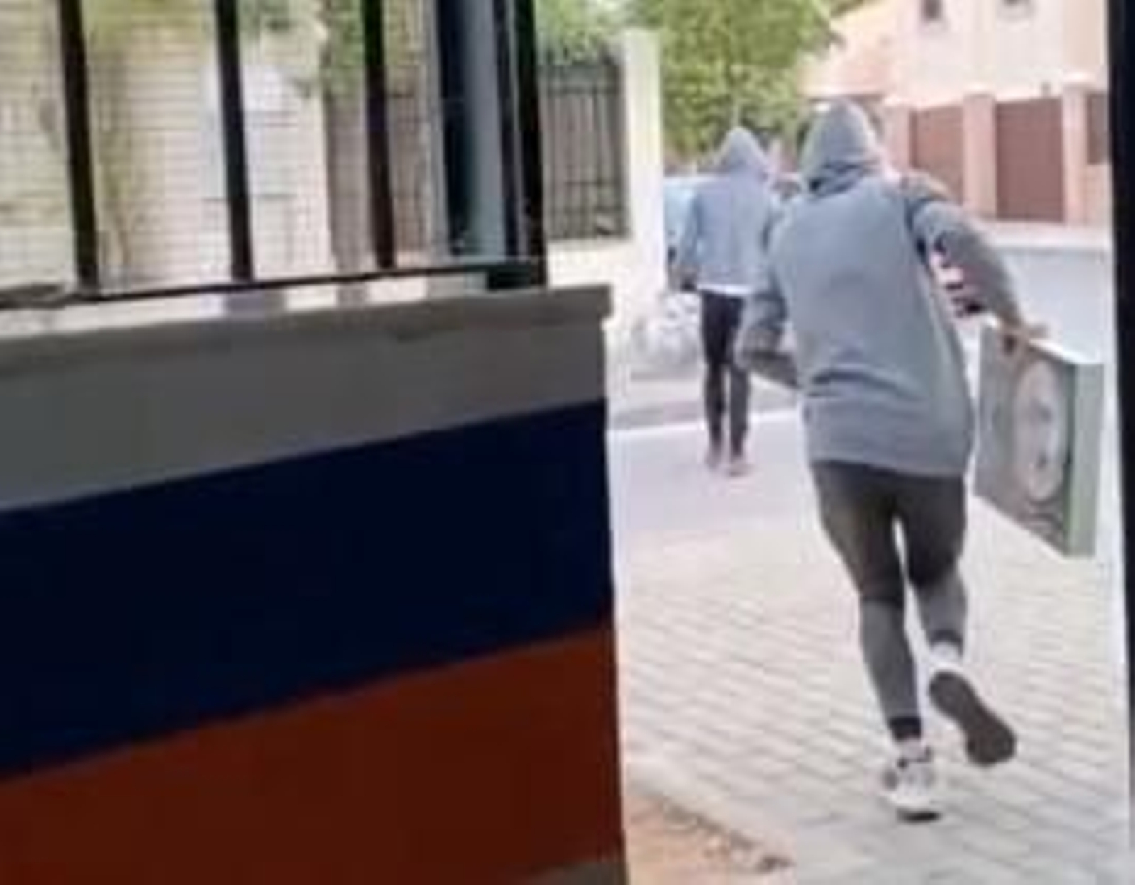 Dos jóvenes huyen corriendo tras ser sorprendidos robando en una garaje de la zona norte.