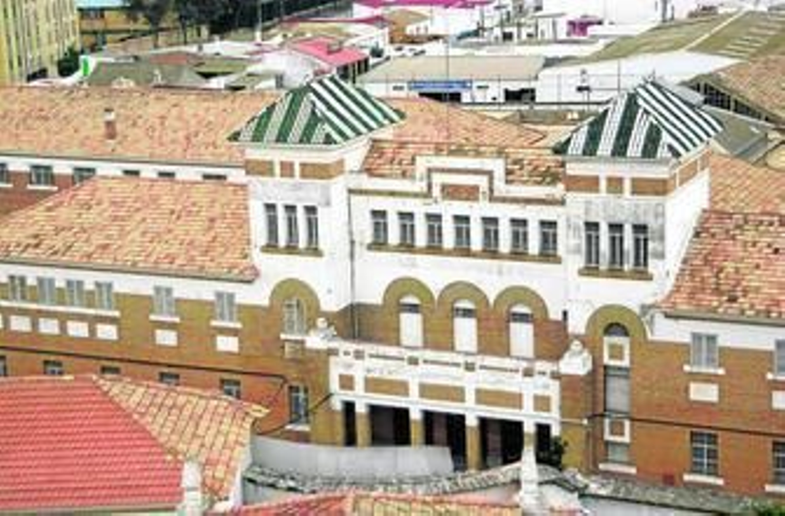 Conjunto de edificaciones que componen la antigua prisión provincial, en la barriada de Isla Chica.