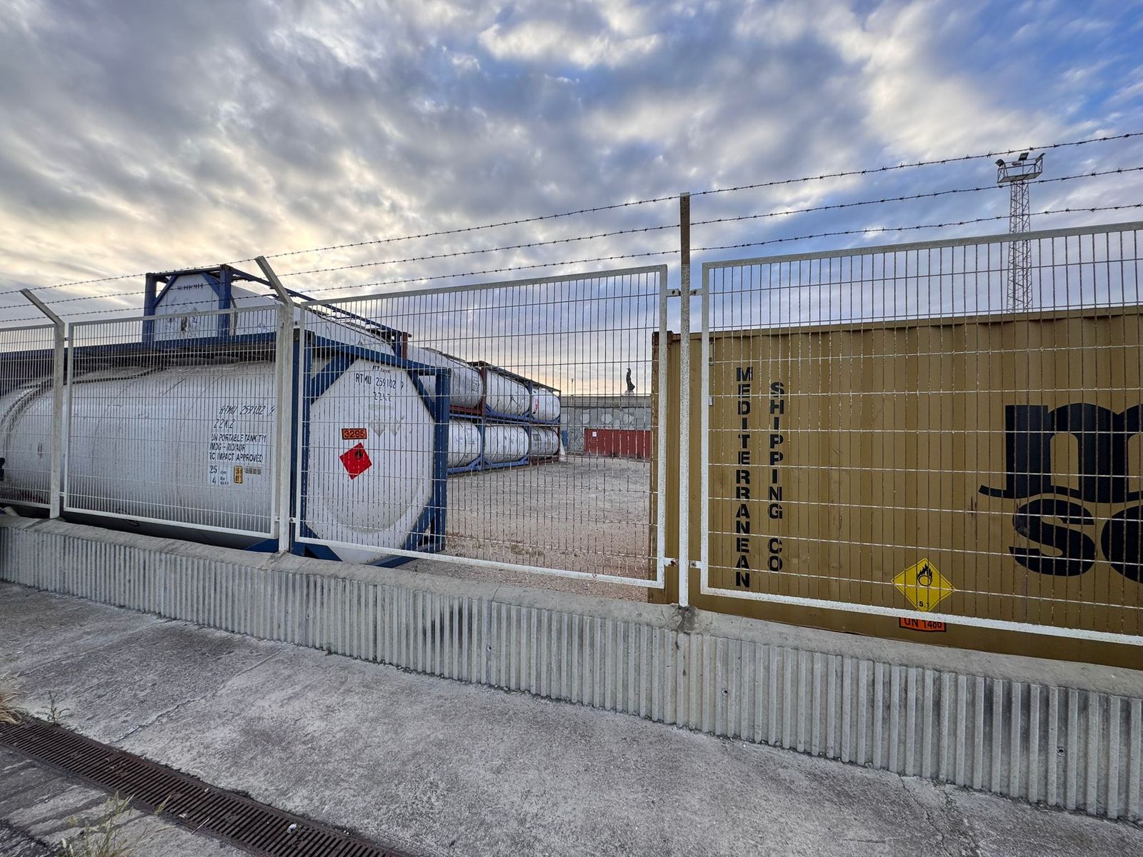 Imagen facilitada por los usuarios de Puerto América en la que se observa la tipología de mercancías que se almacenan allí