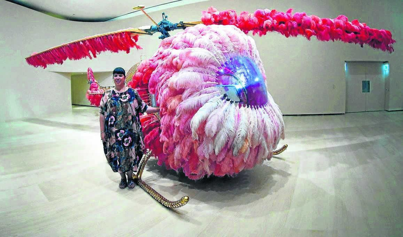 Joana Vasconcelos, ayer en el museo de Bilbao tras finalizar el montaje de este icónico trabajo.