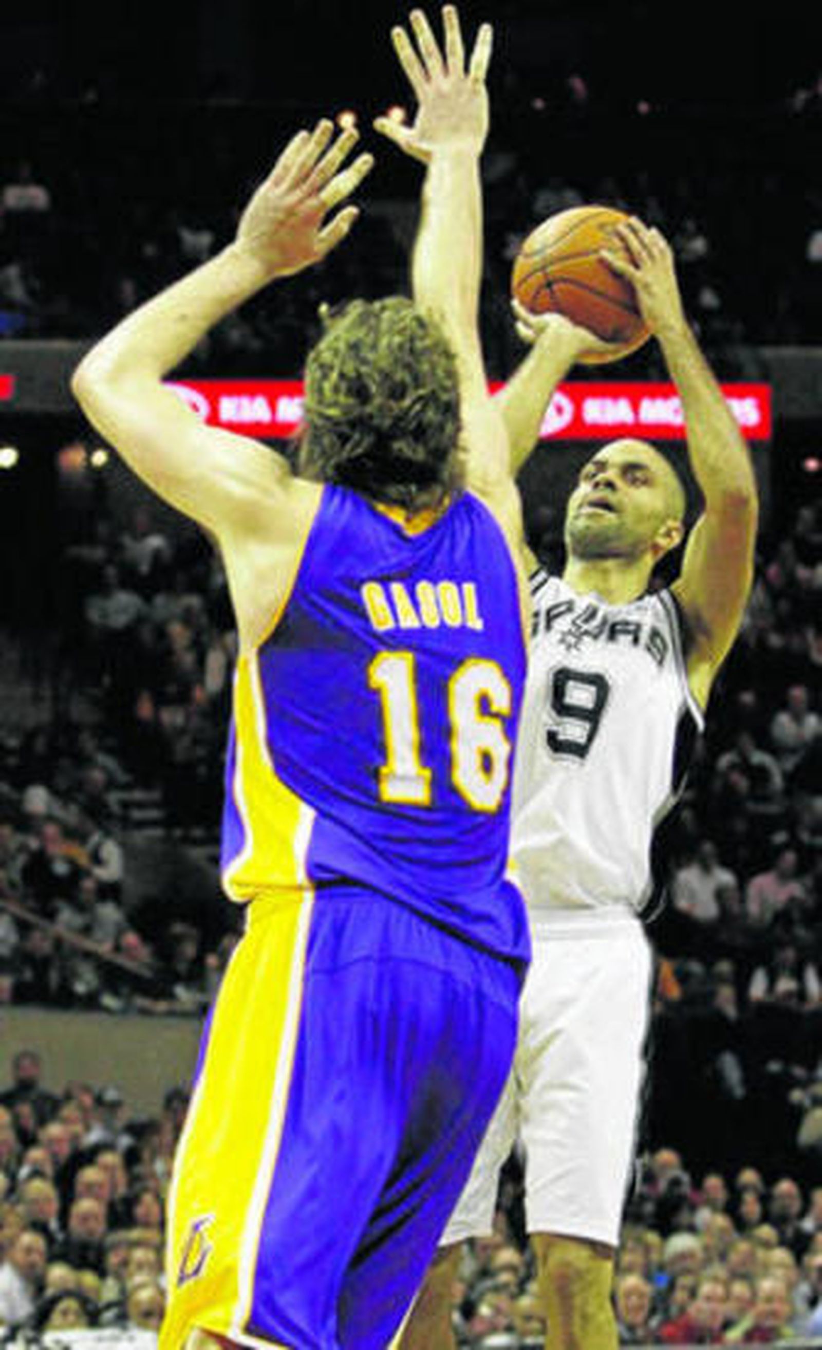 Pau Gasol intenta taponar el lanzamiento de Tony Parker.