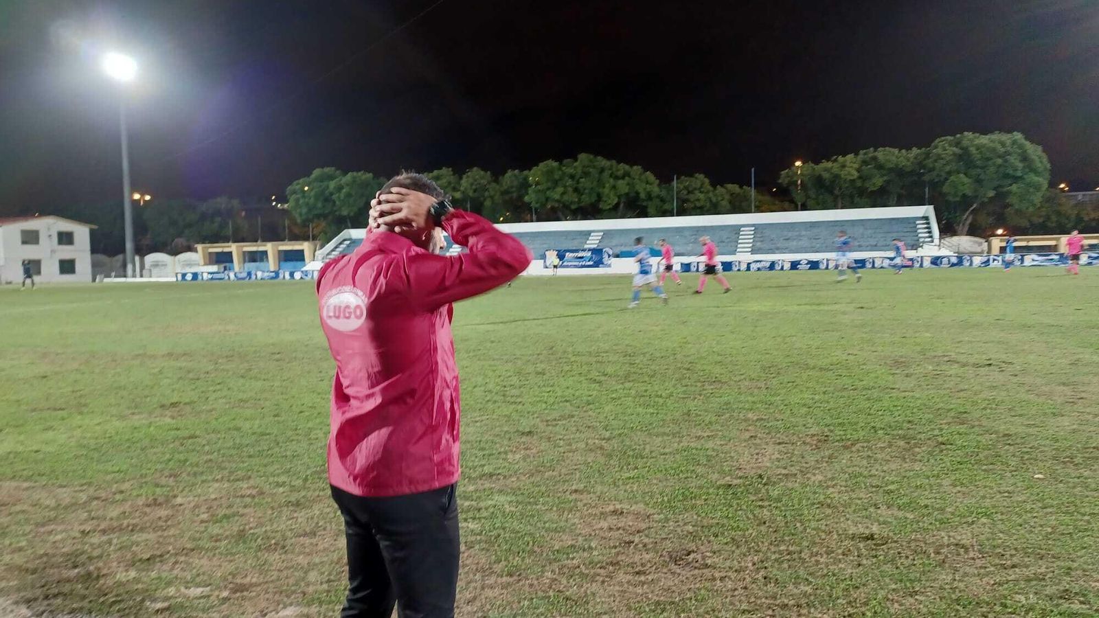 Fajardo se echa las manos a la cabeza en un momento del partido.