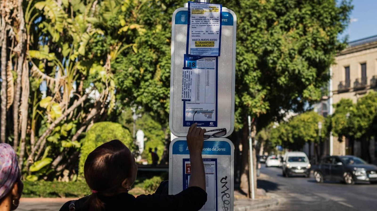 Un usuario consulta el horario de autobuses.
