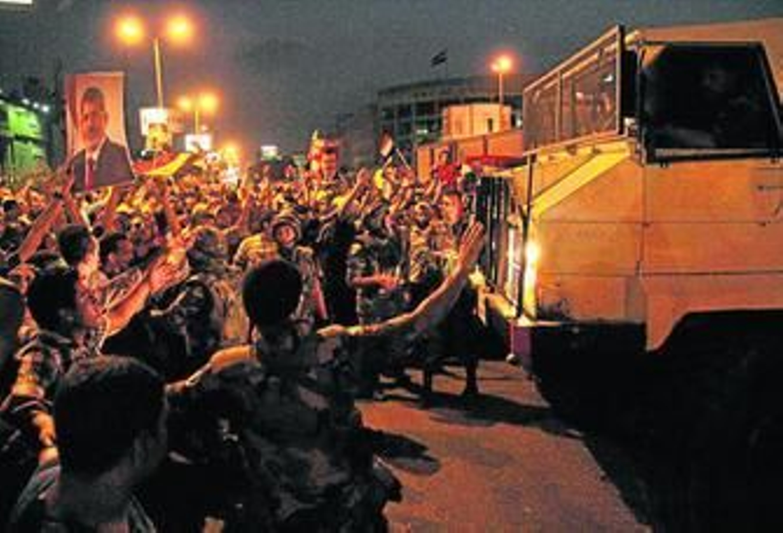 Partidarios del derrocado presidente Mohamed Mursi, ante miembros del Ejército egipcio.