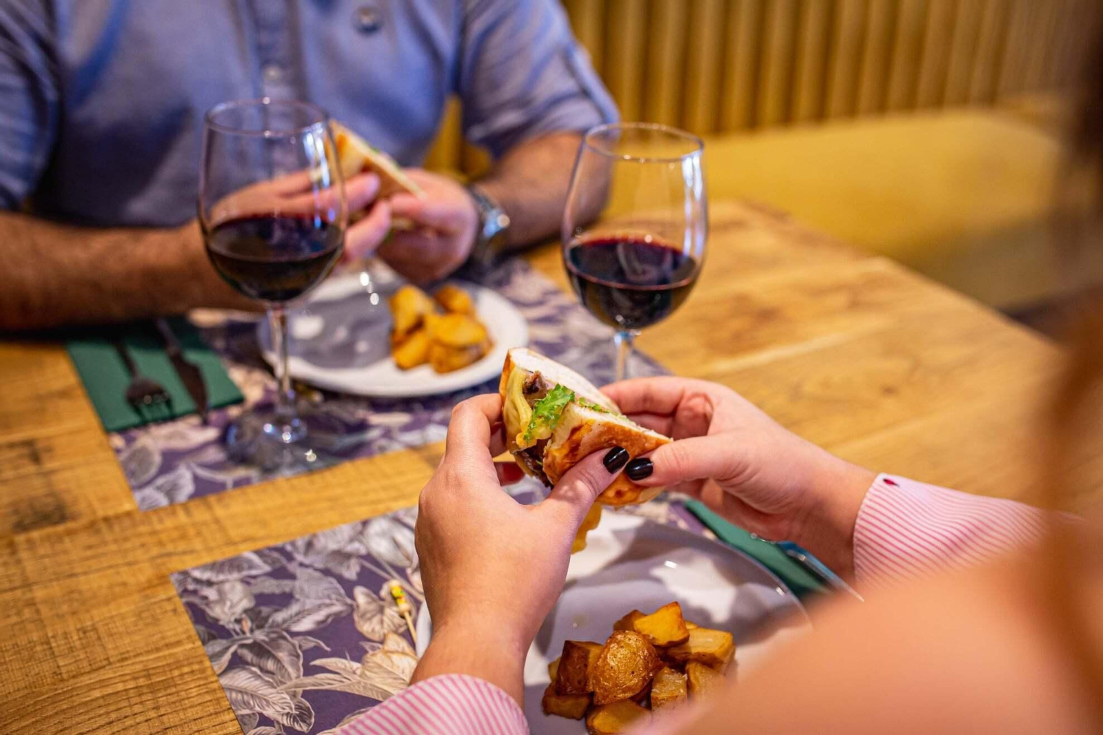 Una pareja comparte plato en Don Otilio