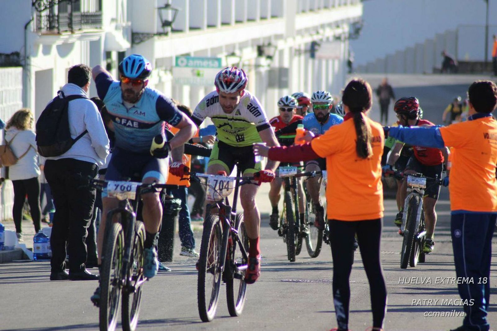 Los voluntarios, colaborando en la edición del pasado año.