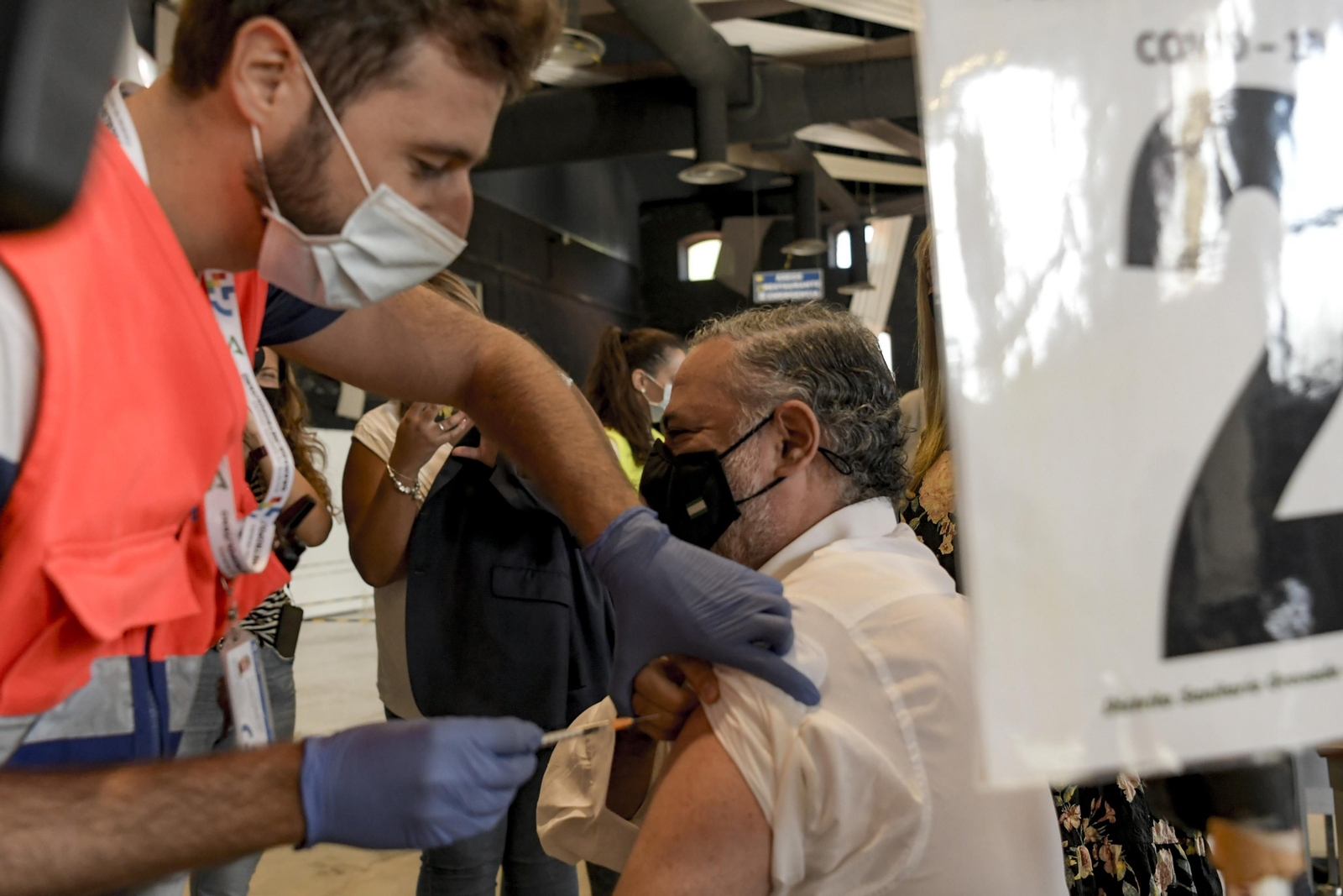 Pablo García, delegado de la Junta, se pone su vacuna