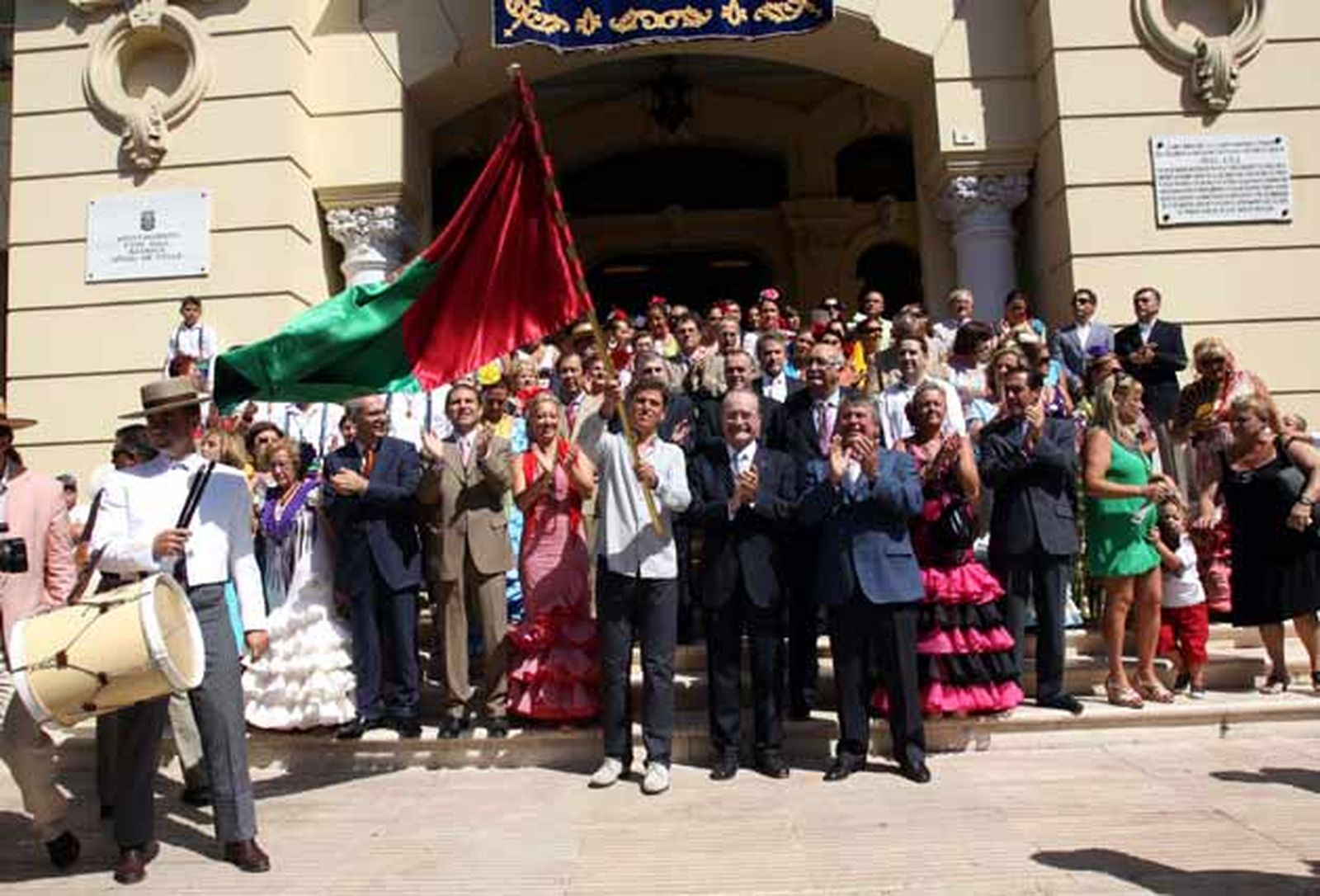 La comitiva salió desde el Ayutamiento tras la tradicional foto de familia y el tradicional baile de una malagueña.
FOTO: Migue Fernández