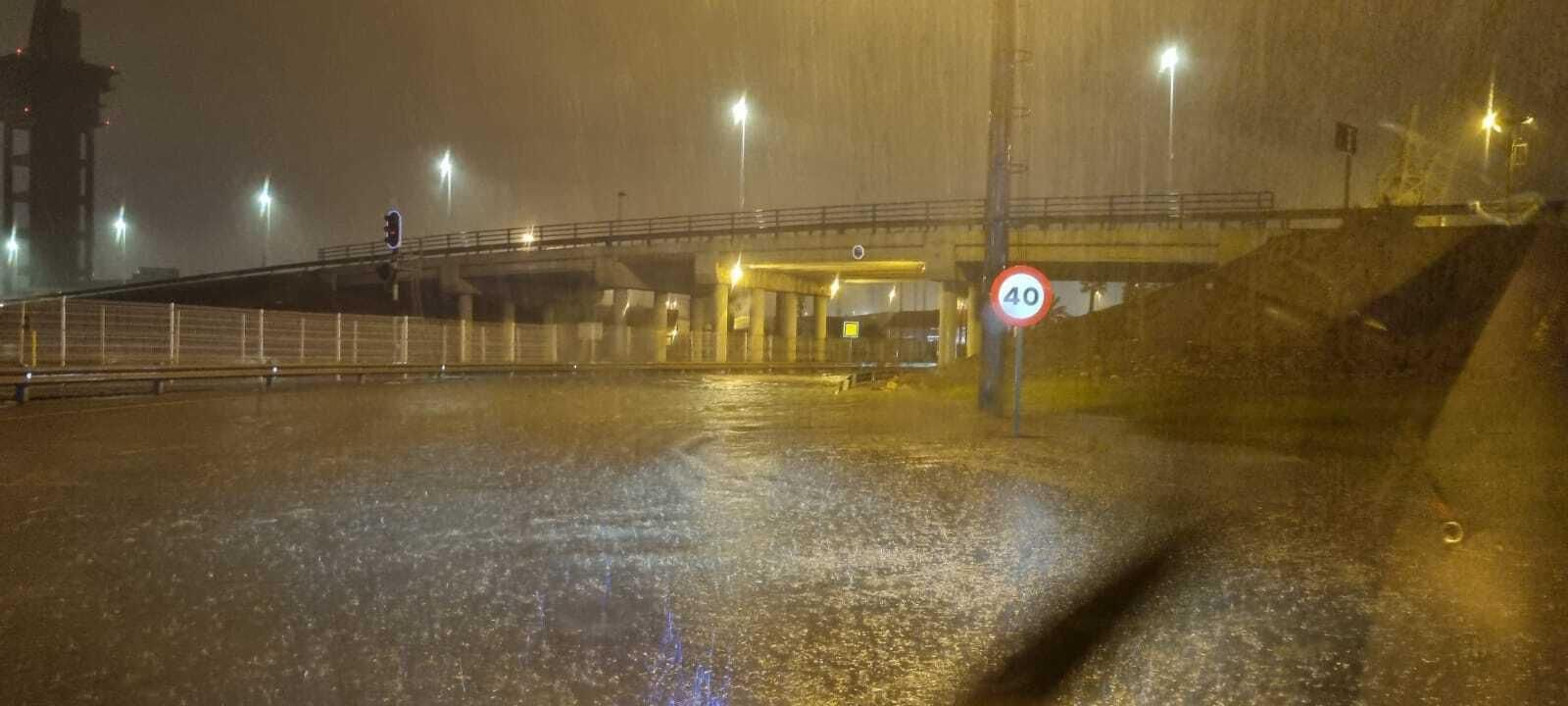 El aguacero en el acceso sur del Puerto de Algeciras.