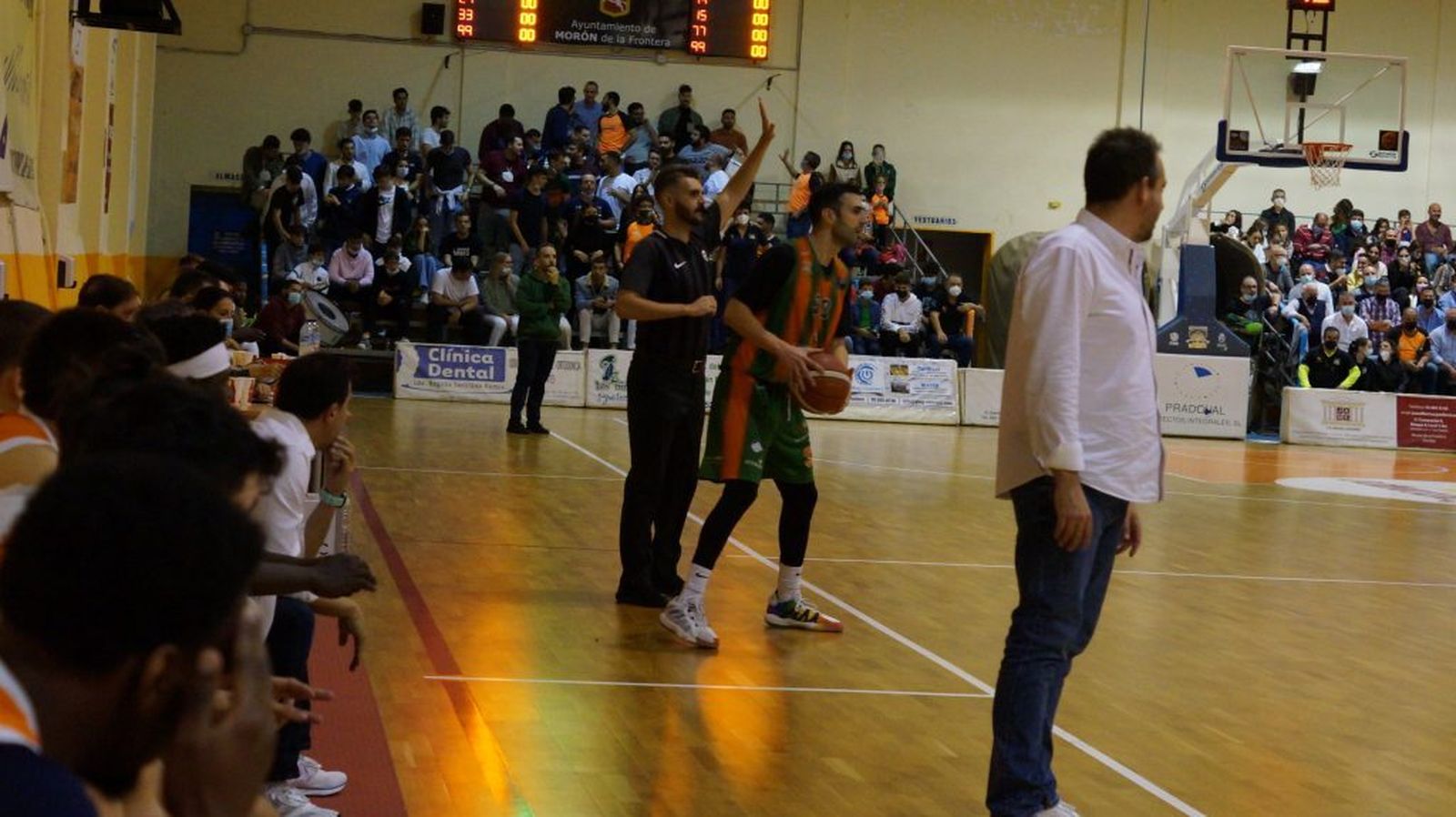 Luis María Parejo saca de banda en uno de los últimos partidos del CB Morón.