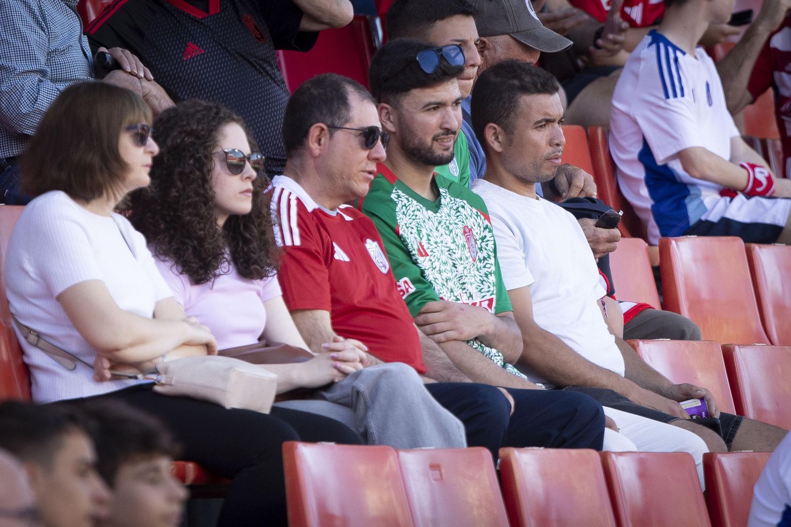 Encuéntrate en la grada de Los Cármenes en el Granada-Castellón