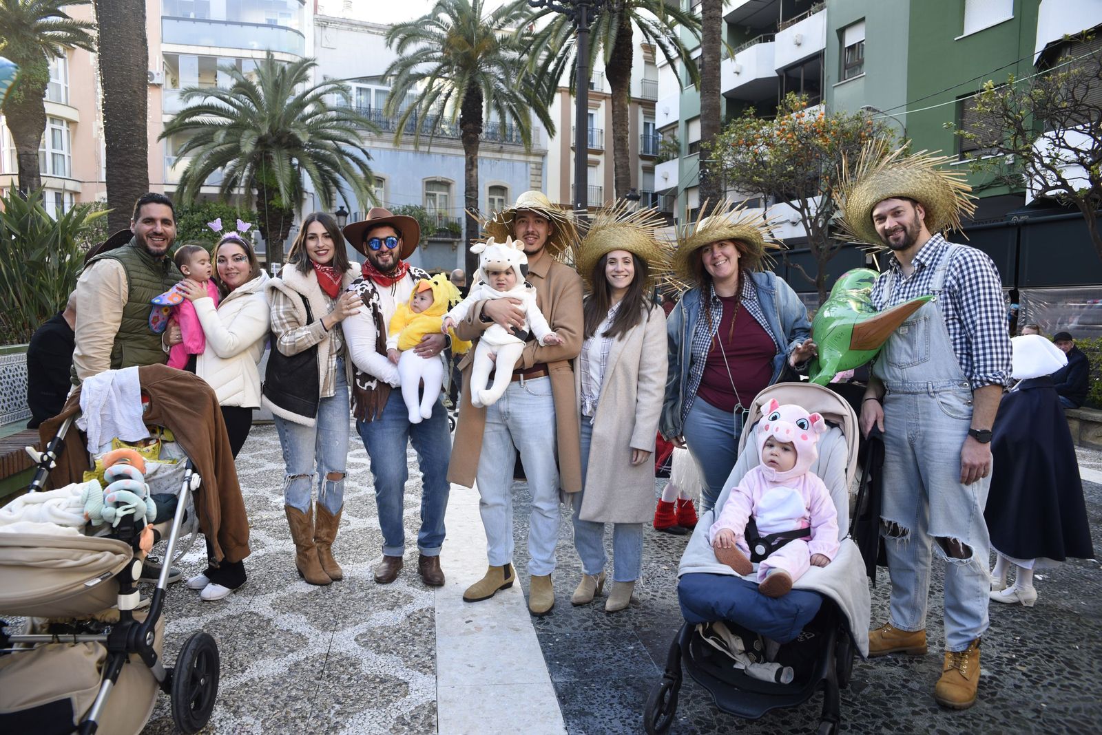 Búscate en las fotos de la fiesta en la calle del sábado en el Carnaval de la Concha Fina de La Línea