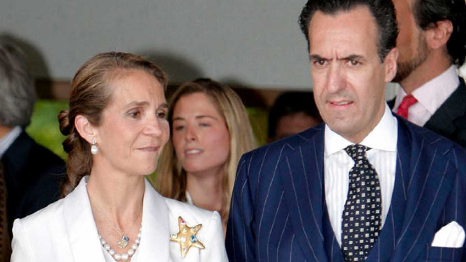 Con Jaime de Marichalar, cuando ya estaban separados, en la comunión de su hijo.