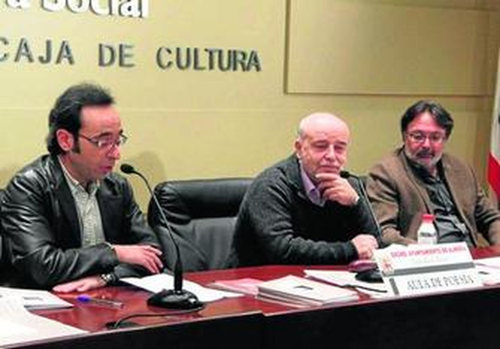 Rafael Adolfo Téllez entre José Luis López Bretones y Ramón Crespo el lunes en Unicaja.