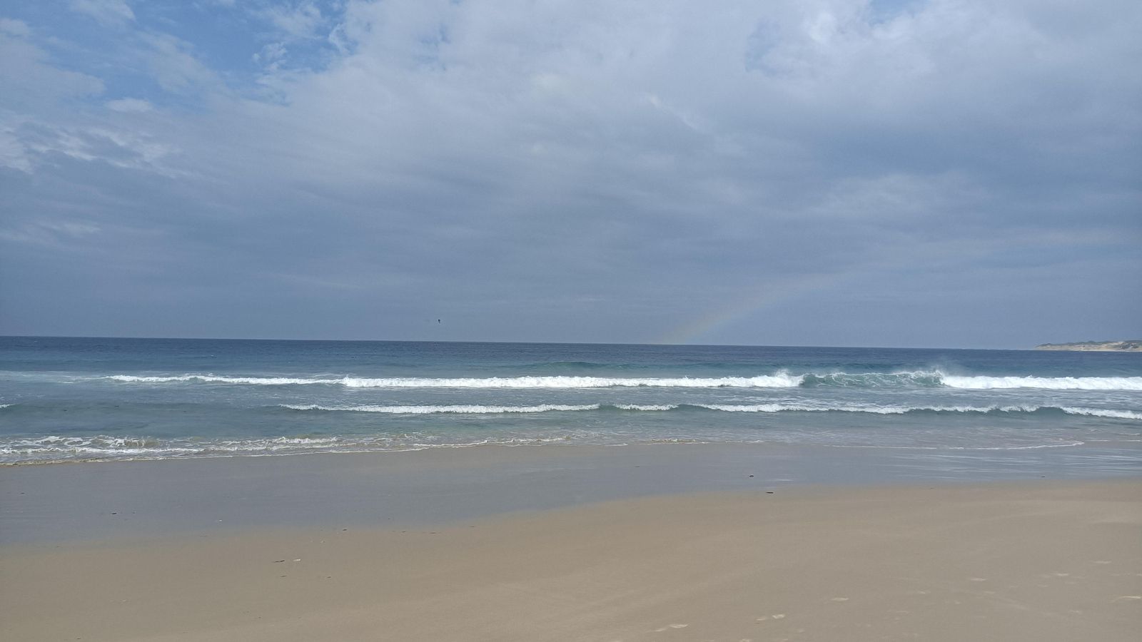 Caminamos por la orilla rumbo a la duna del fondo.