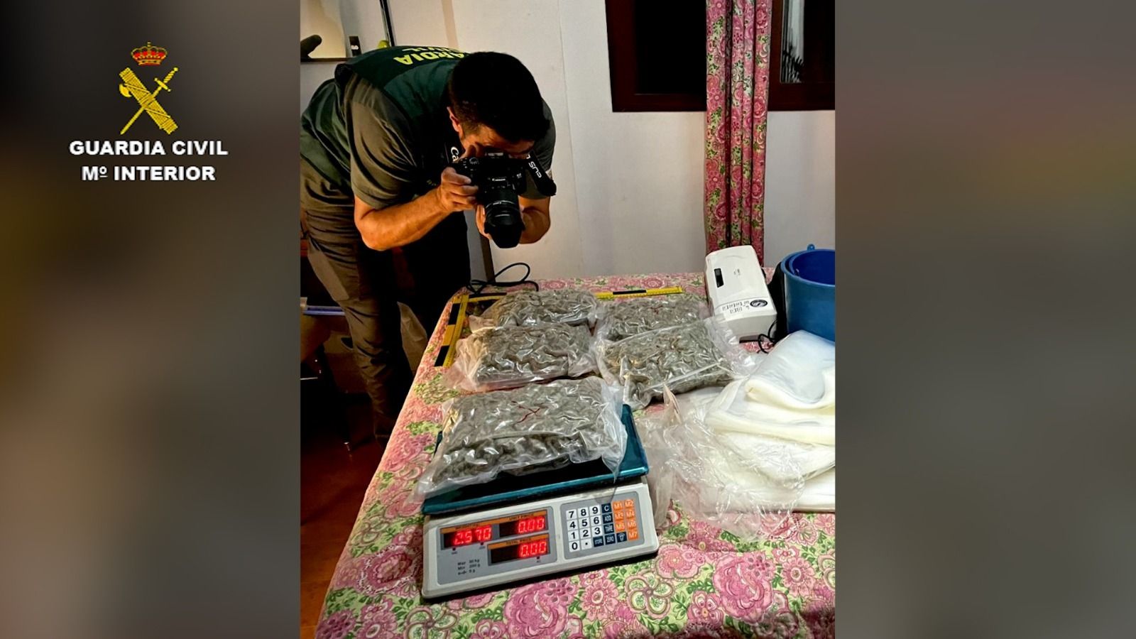 Un agente de la Guardia Civil fotografía el cargamento