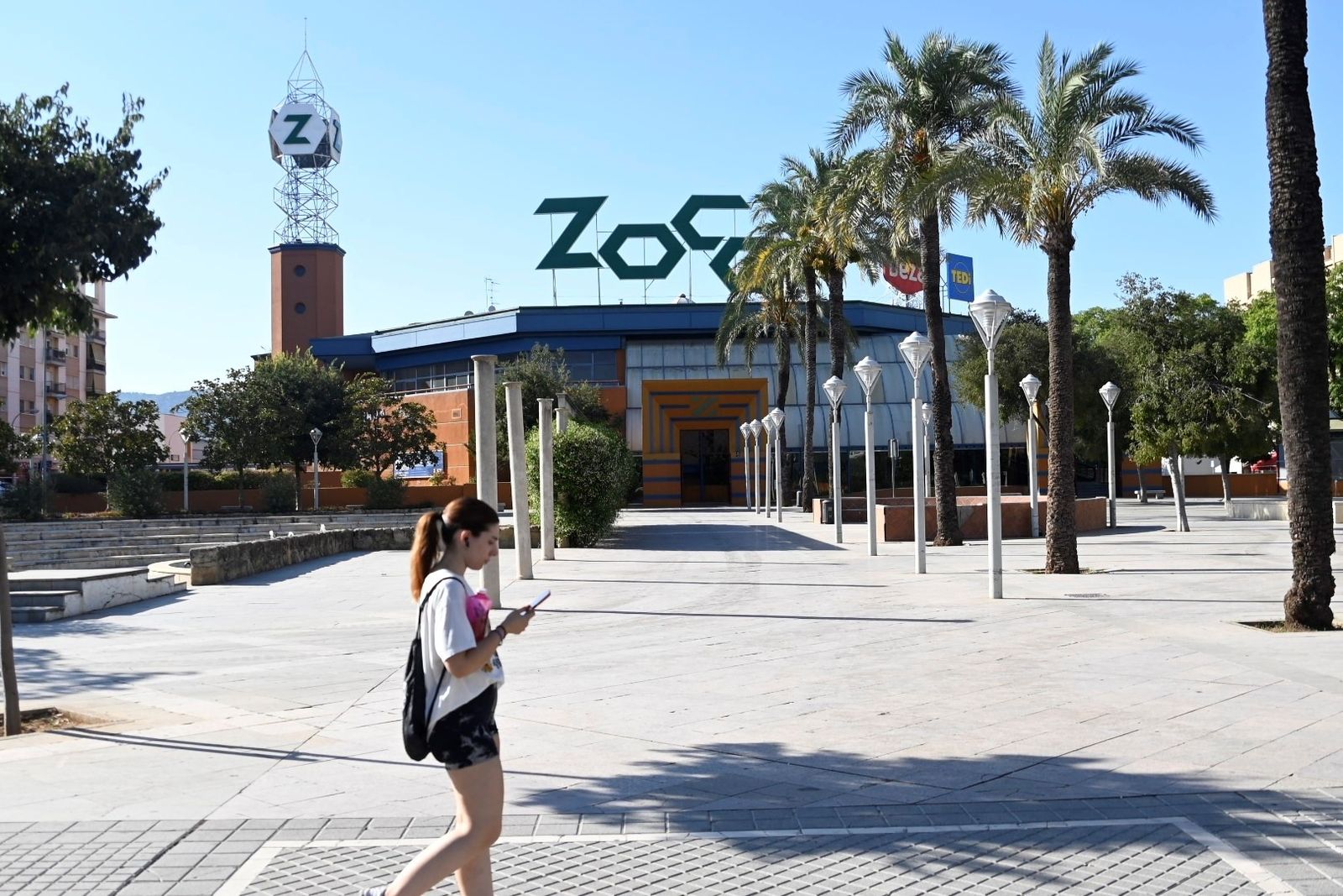 Una joven camina por la plaza del Zoco de Poniente.