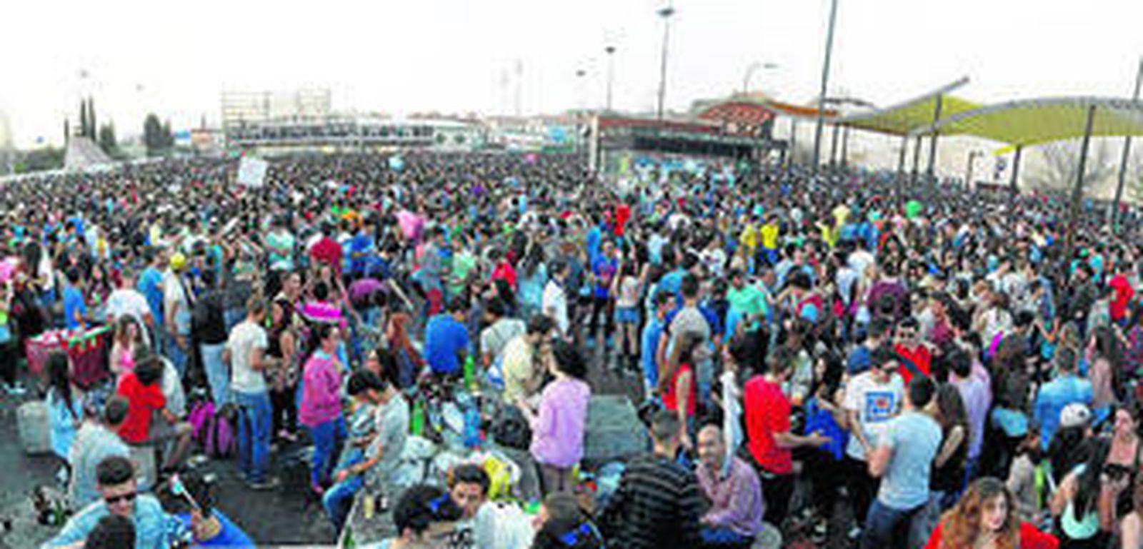 El recinto de la Huerta del Rasillo se volvio a quedar pequeño, un año más, tras la avalancha de jóvenes.