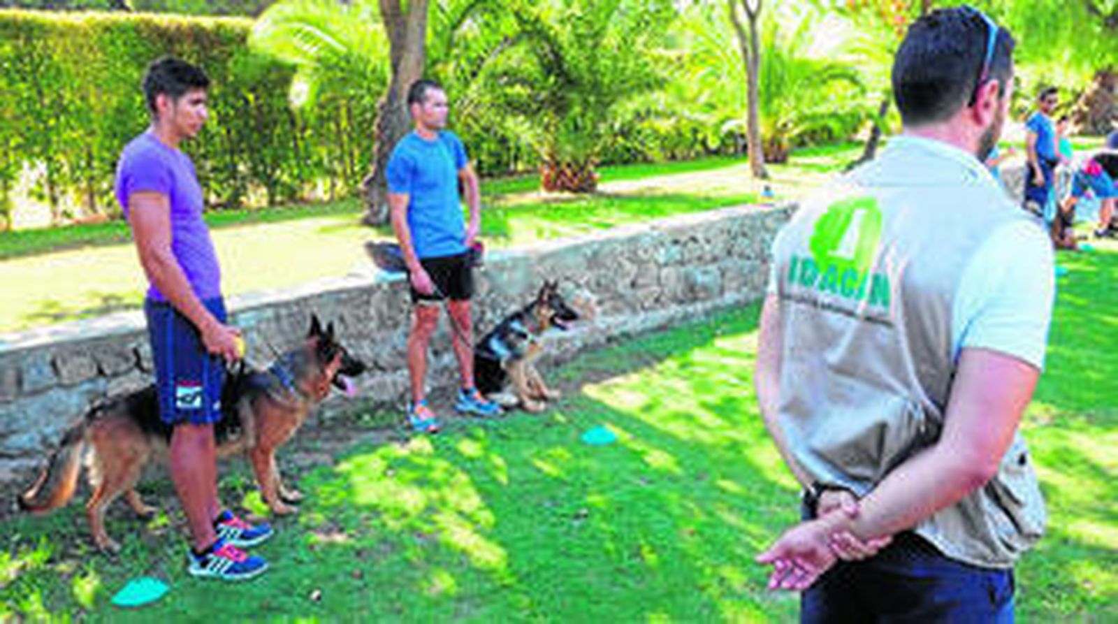 Un miembro de Adacan, junto a dos alumnos de uno de sus cursos.