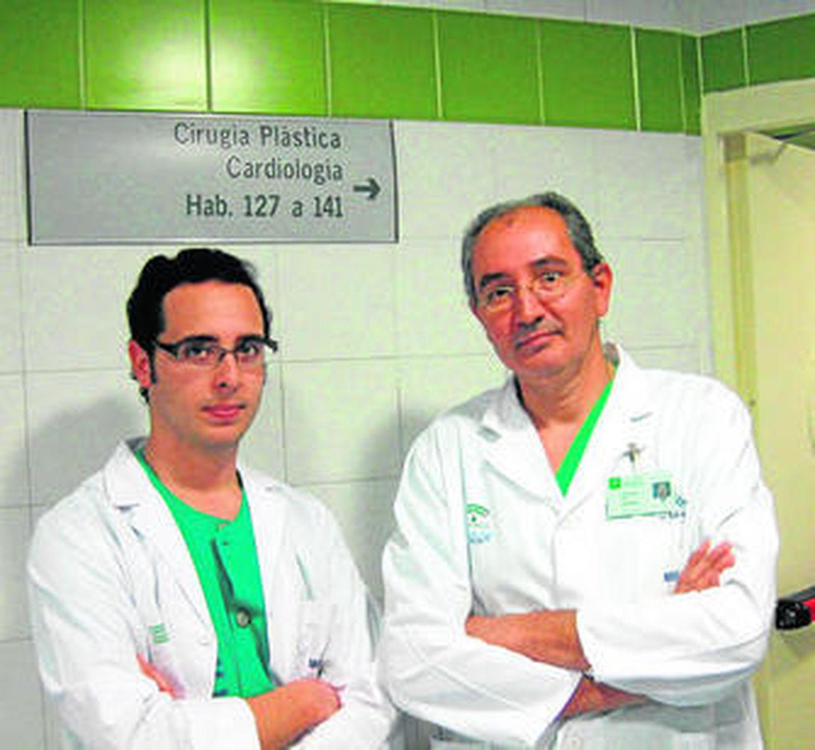 El residente Javier Collado (izquierda) junto al cirujano plástico del Hospital Carlos Haya Jesús Torres.