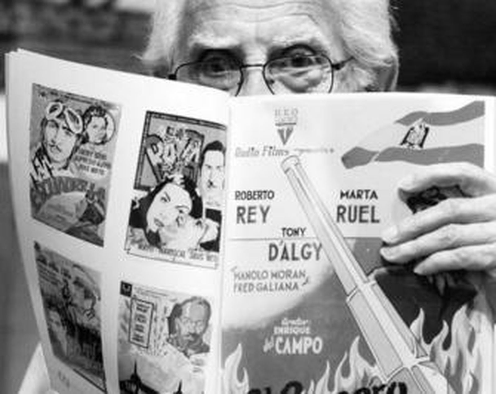 Esteban Lirola con una muestra de algunos de sus carteles cinematográficos.