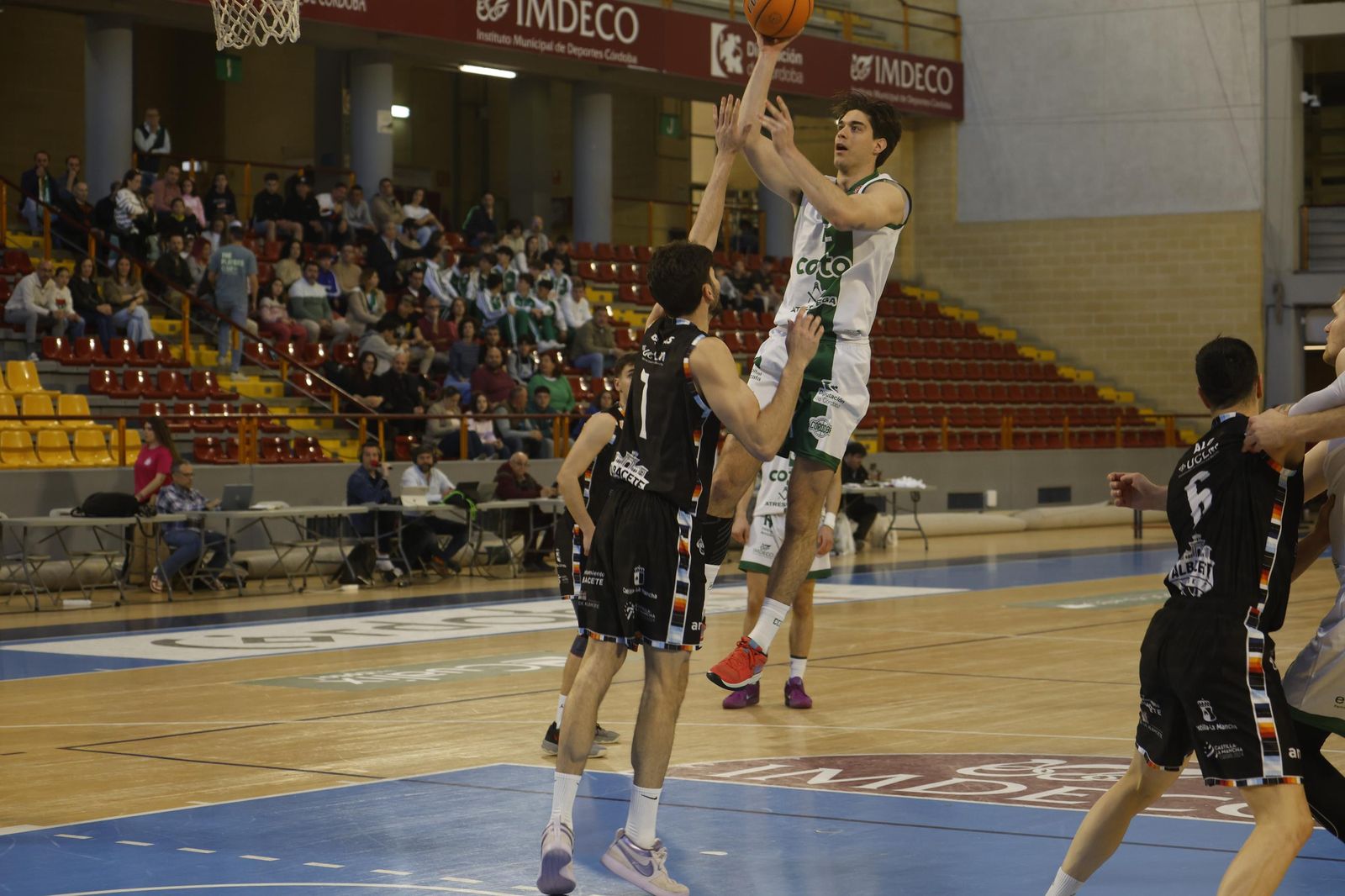 Las mejores fotos del ambiente en Vista Alegre para el Coto Córdoba - Albacete