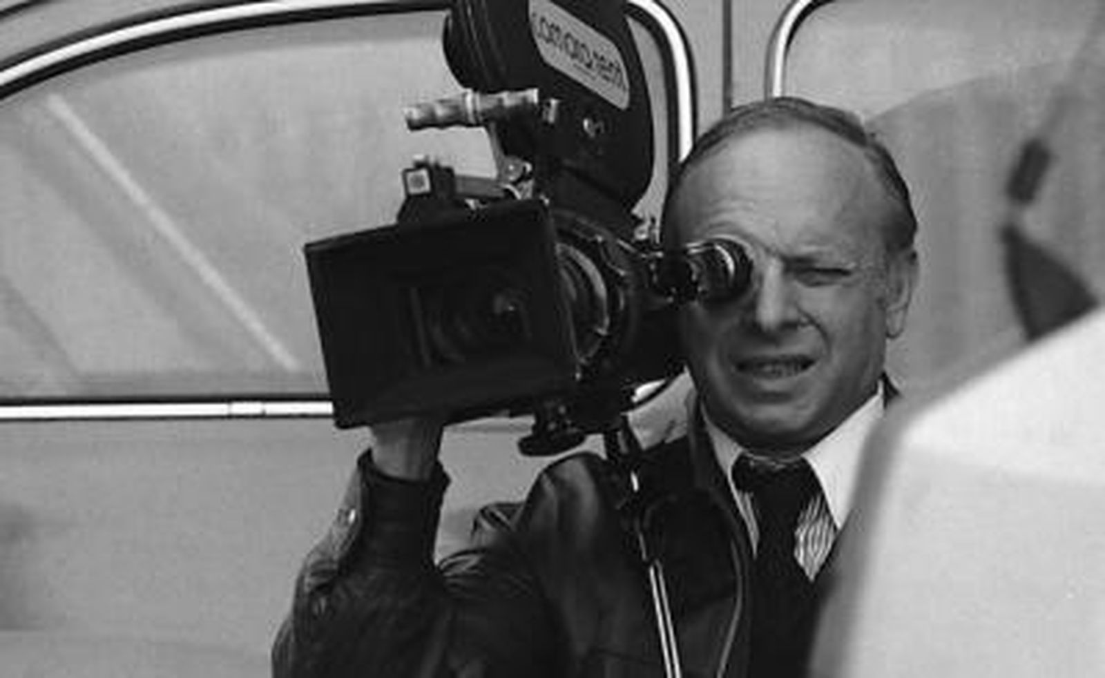 Retrato cámara al hombro del cineasta sevillano, al que rinde tributo un ciclo coordinado por Miguel Olid.