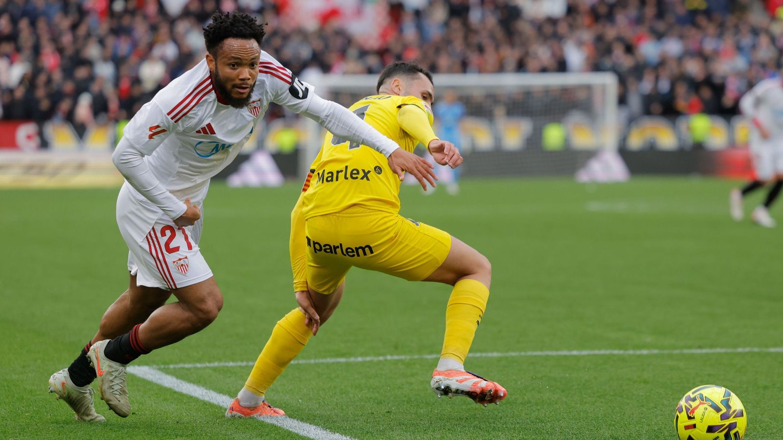 Ejuke en el Sevilla-Girona en una acció contra Arnau