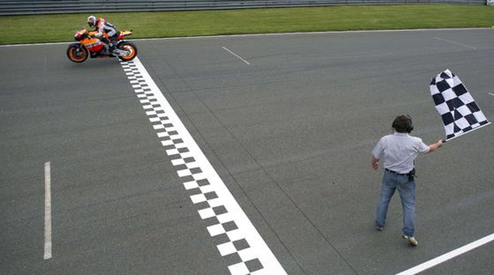 Dani Pedrosa vence en Alemania por delante de Lorenzo y Stoner. / AFP