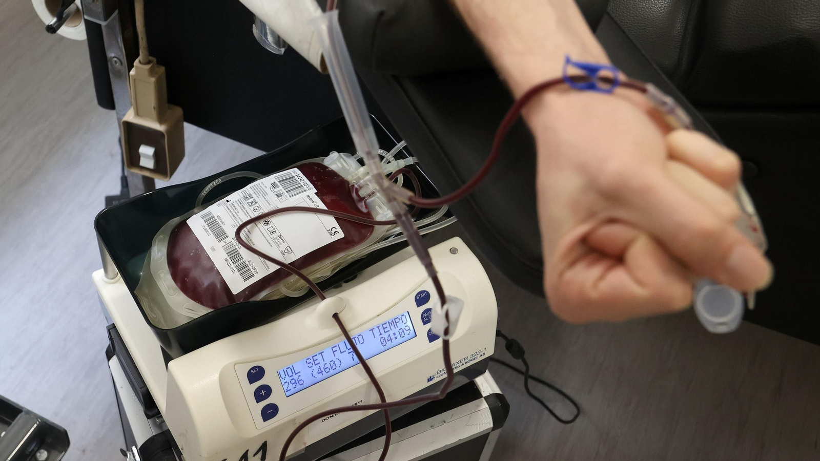 Un jerezano donando sangre en el Centro de Transfusión ubicado en el Hospital de Jerez.