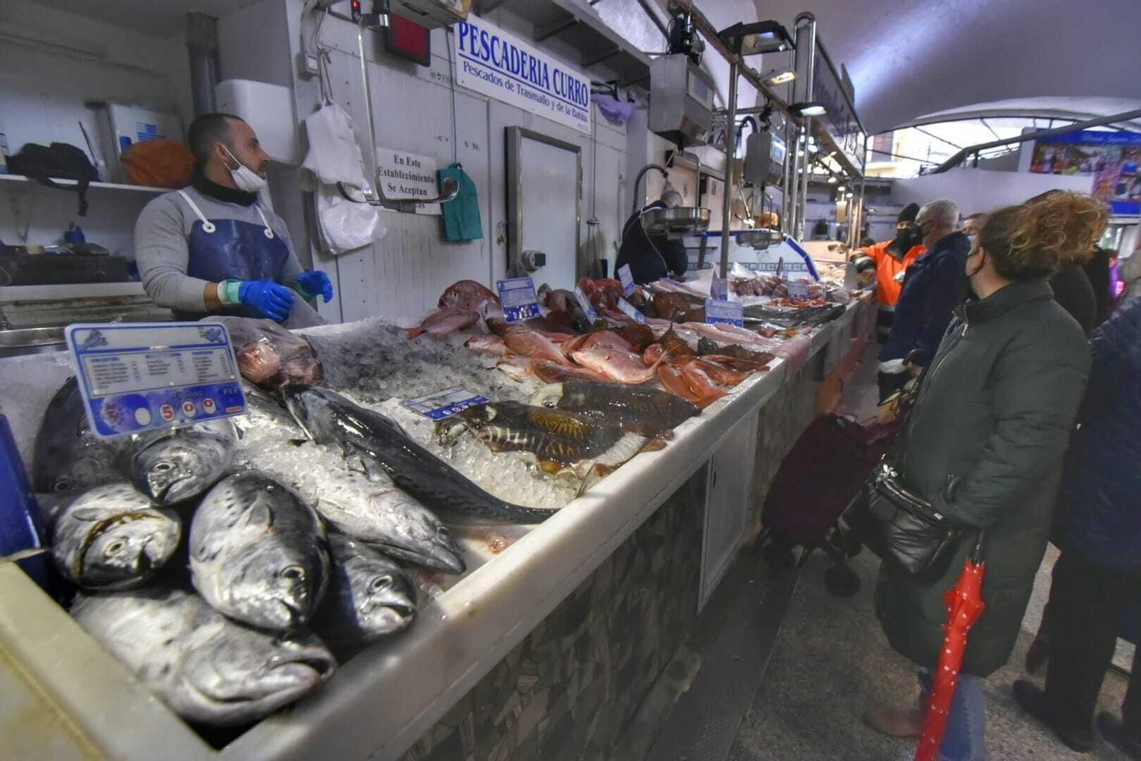 Un puesto de pescado en el mercado Ingeniero Torroja, este miércoles.